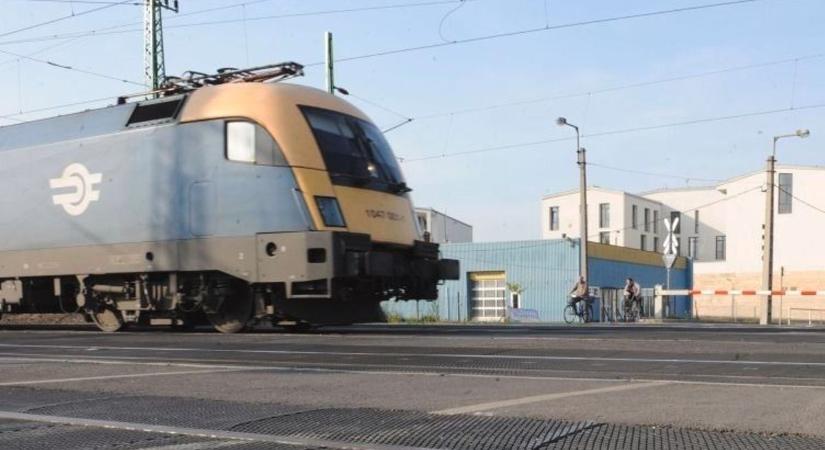 Komoly veszély Egerben: nem működött a sorompó, jött a vonat