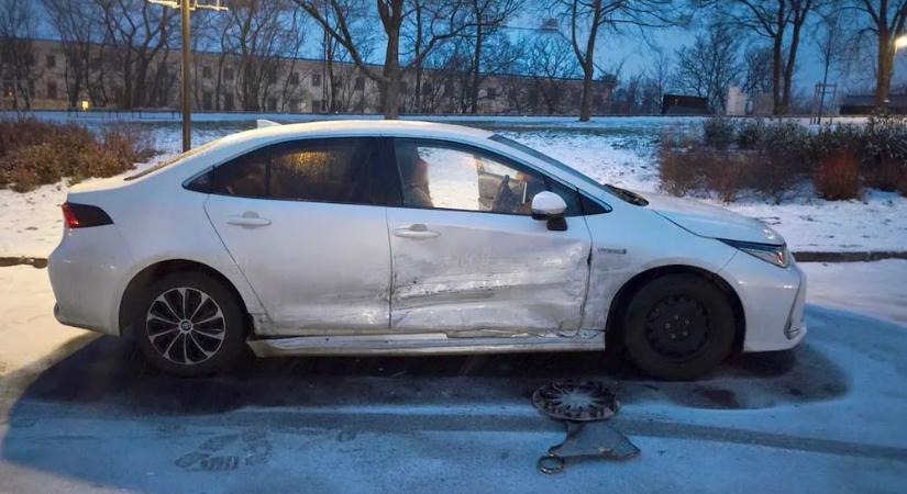 Havas „driftelés” Esztergomban: parkoló autót tört össze egy fiatal sofőr