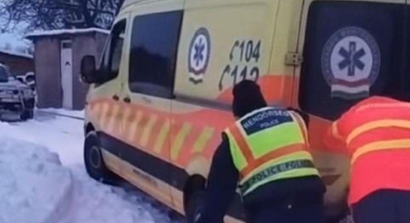 Ajkai rendőrök segítettek a hóban elakadt mentőautónak (videó)