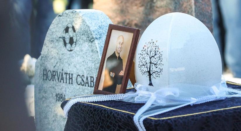 Szívszorító fotók: utolsó útjára kísérték a szeretett komáromi edzőt