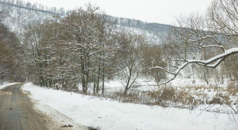 Videón a hóátfúvás – több útszakasz is nehezen járható emiatt