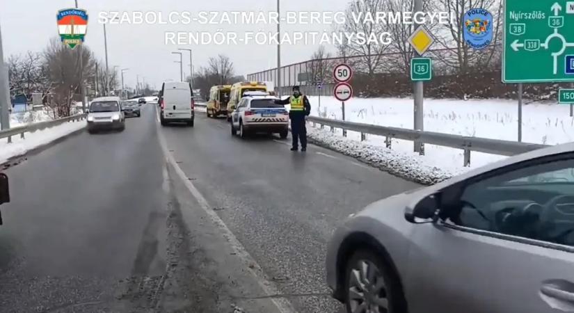 Szülés a 36-os főúton: egy szerencsés édesanya rendőri biztosítás mellett hozta világra gyermekét – videóval
