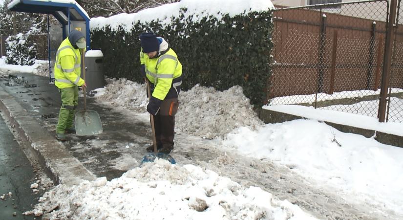 Az utak és járdák mellett a megállókat is síktalanították Debrecenben – videóval