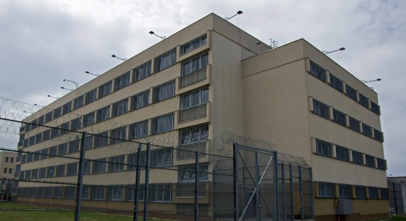 Telex: Azt hitték, besúgó, ezért halálra verte cellatársát két fogvatartott a szombathelyi börtönben