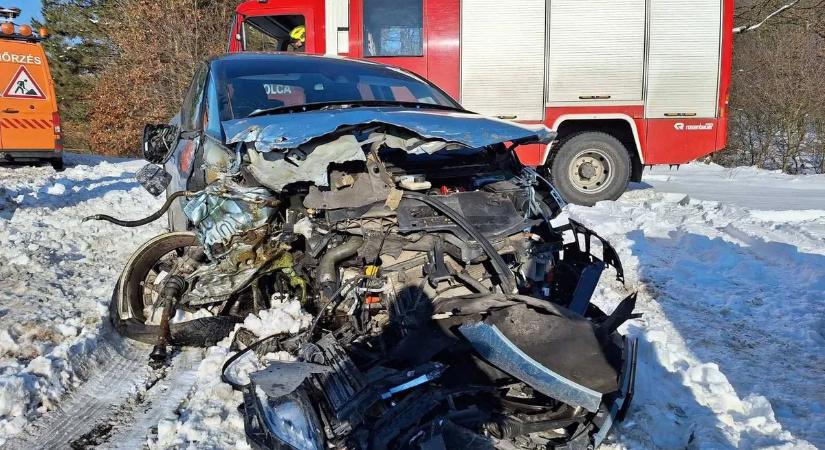 Sokkoló fotókon a 84-es főúton történt vonatbaleset helyszíne