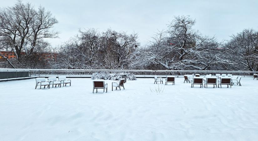 Áramszünet, lezárás, vörös kód – képeken mutatjuk a hó fogságába ragadt országot
