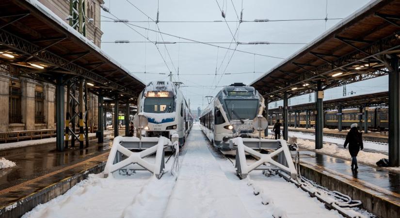 MÁV: a pécsi vonalon felsővezeték-szakadás, a győrin váltóhiba miatt késnek a vonatok