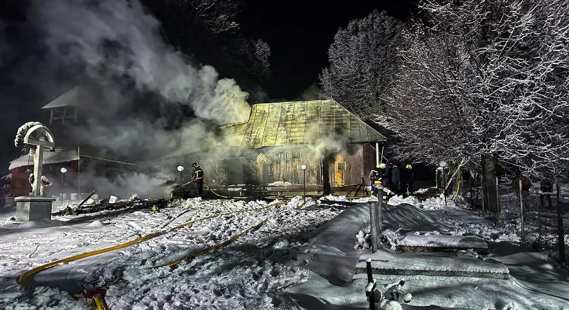 Tűzoltók akadályozták meg egy fatemplom teljes megsemmisülését Iváskófalván