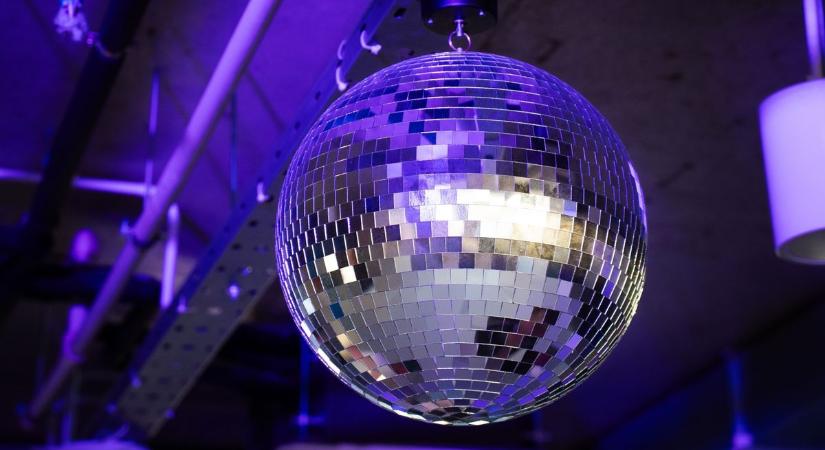 Vicces, sármos, fitt és elegáns sztárvendég pörgeti fel a hangulatot az I. Kazinczy Bálon, mutatjuk ki ő