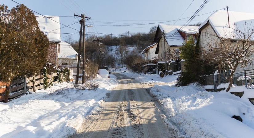 Magához ölelve szabadította ki a lázgörcsös egyévest a mentős a hó fogságából
