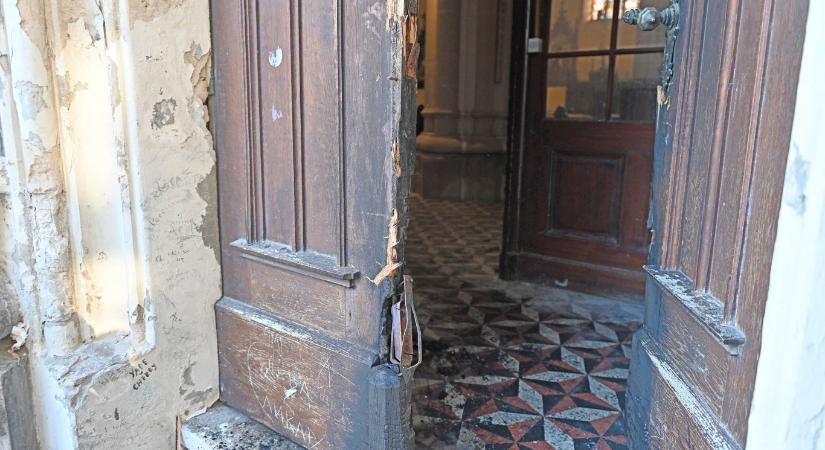 Felgyújtották egy újvidéki katolikus templom bejáratát