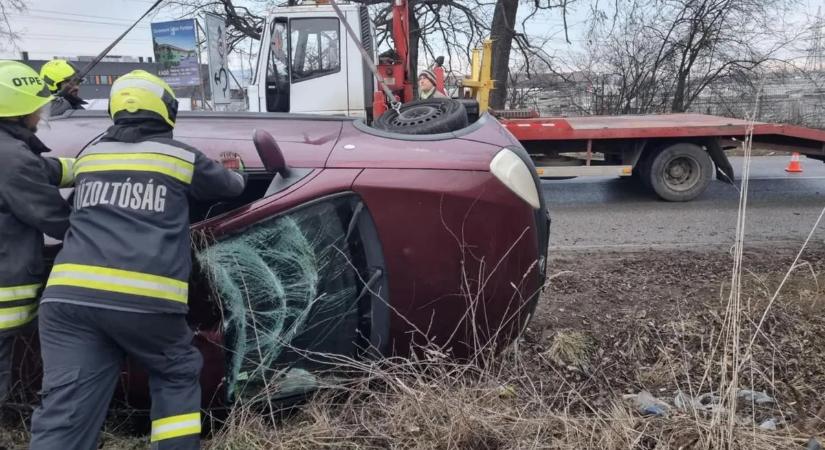 Felborult autók, balesetek országszerte – mutatjuk a nagy havazásban pórul járt autósokat – Galéria