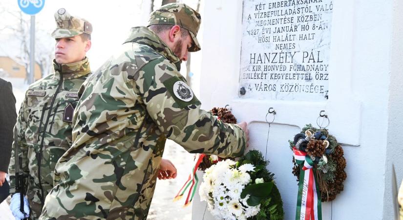 Életét adta egy idegenért: Szolnok hőse előtt tisztelegtek