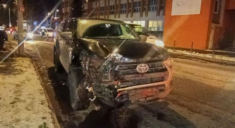 Két autó ütközött, egy parkoló autó is megsérült - fotók