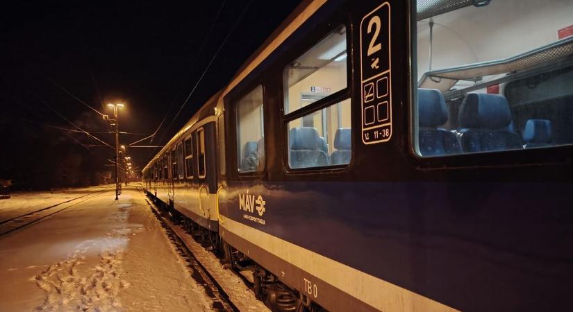 Többórás késés, pótlóbuszra várnak az utasok (FRISSÍTVE)