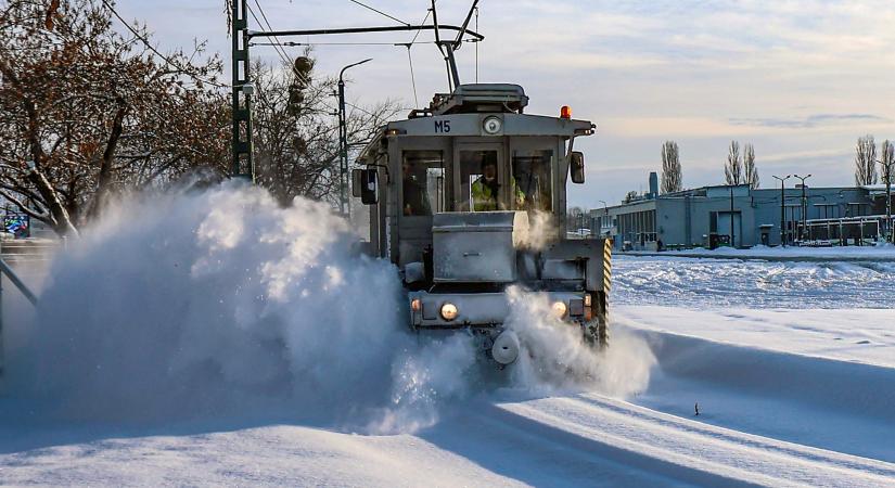 115 éves villamos is takarítja a havat Miskolcon