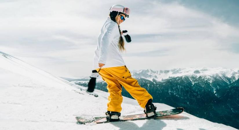 A medve üldözte, miközben lesiklott a havon: videón a megdöbbentő eset