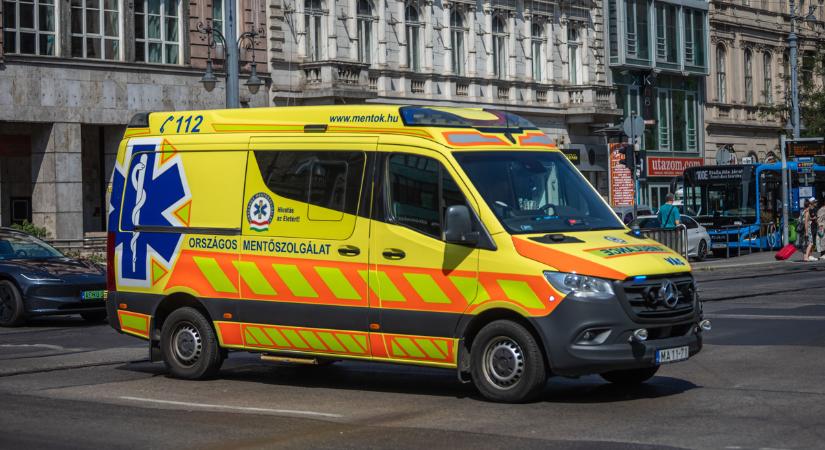Brutális erejű baleset történt Budapesten, mentők a helyszínen
