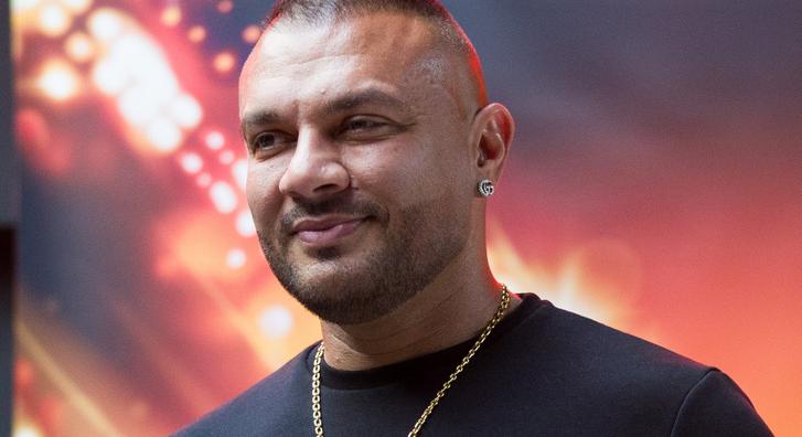 Nagyot megy a Facebookon Gáspár Laci fotója, mindenki őt hibáztatja a hókáoszért