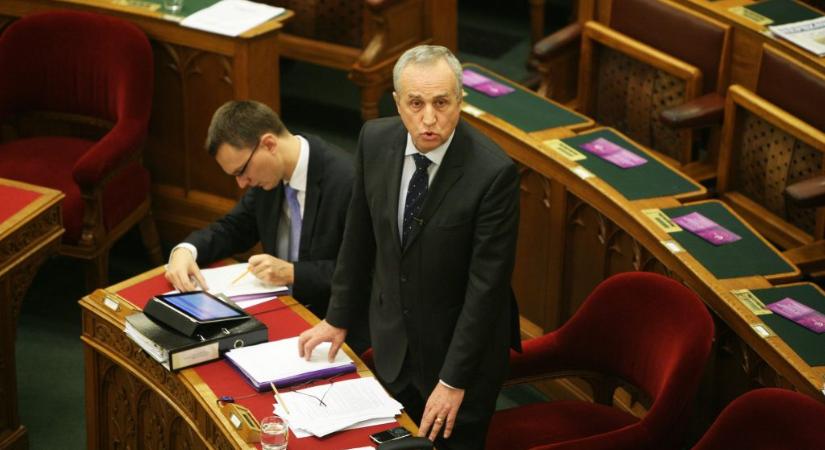 Kontrát Károlyt is lecseréli a Fidesz egy másik jelöltre