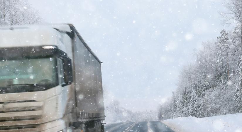 Fagyott jégtömb a teherautók tetején: kinek a hibája, ha baj történik? – videóval