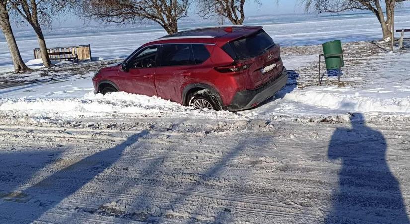 Baki a téli Balaton-parton – nem látta a hótól az árkot az autós, el is süllyedt egy pillanat alatt