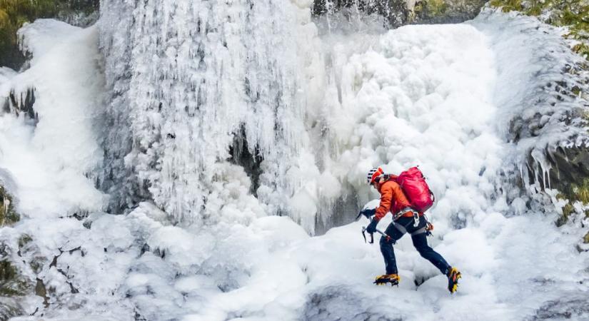 Befagyott vízesést mászott meg egy hegyimentő