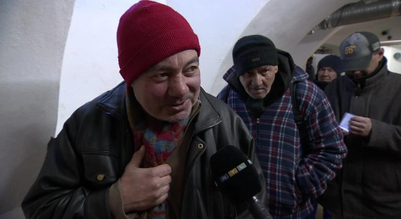 Fogcsikorgató a hideg – rendőrök segítenek a fűtetlen lakásokban élőknek