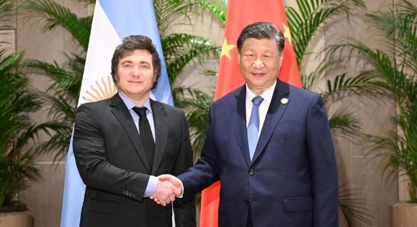 Eddig tette neki a szépet, most hátat fordít szoros szövetségese Donald Trumpnak – kibukhat az amerikai elnök, ha meglátja ezt a kézfogást