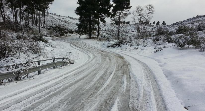 Jeges járda, csúszós udvar: mit szórhatsz, ami nem bántja a növényeket?