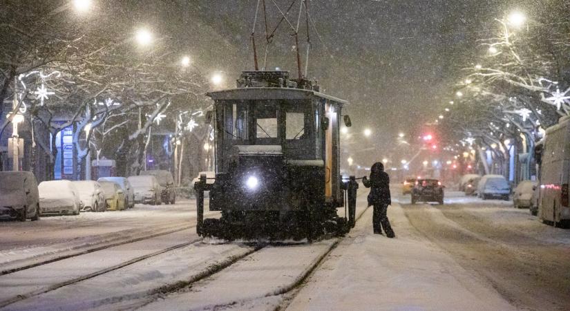 A pécsi vonalon felsővezeték-szakadás, a győrin váltóhiba miatt késnek a vonatok, közben a 4-6 sem bírta tovább a hideget