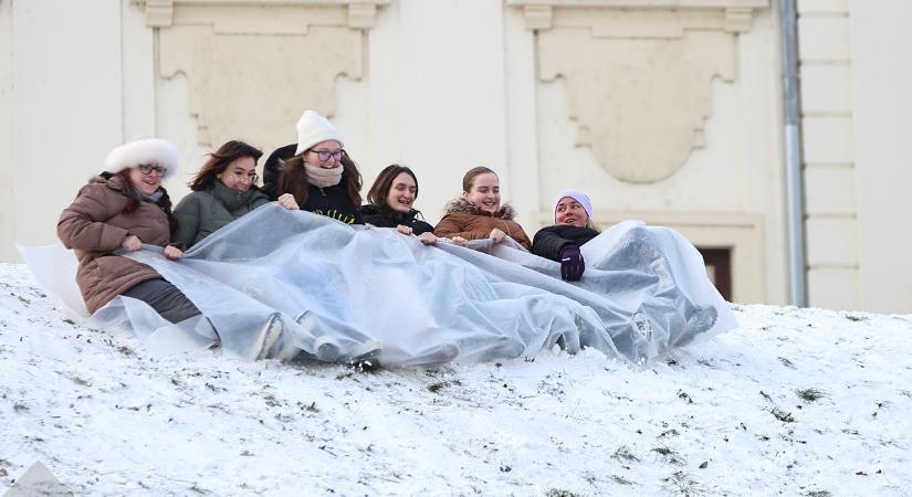 Ma is kicsalogatta a hó a győrieket a szabadba