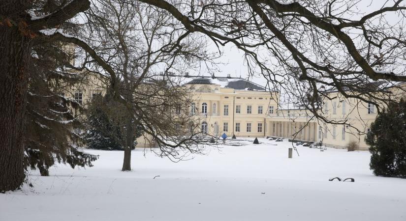 A lélegzetünk is elállt a hóborította kastélykerttől!