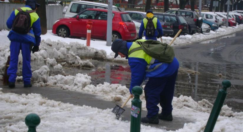 Kinek a feladata a megállók, járdák hómentesítése?