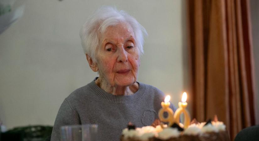 A 90 éves Margitka néni nagyon boldog, új évi dédunokájával bővült a család – fotók, videó