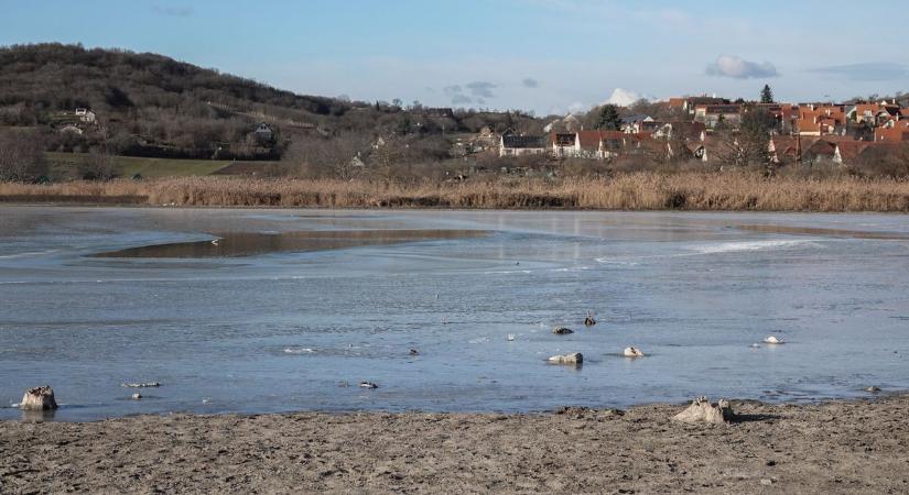 Így még biztos nem láttad a Balatont befagyni!