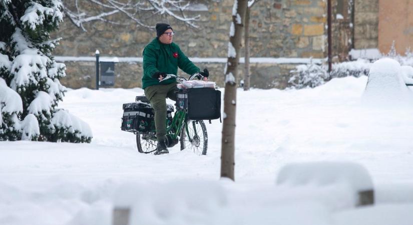 Jeges, havas úton botorkálnak a mobilpostához – kicsúsznak a határidőből, nem tudják időben befizetni a csekkeket