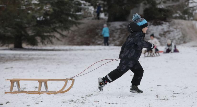 A cseles magyar megoldja a szánkó-és hólapáthiányt, jöhet az autó és a szennyes