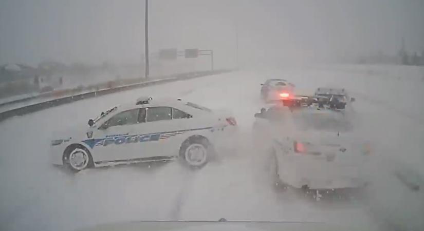 Jó dolog havas tájon zenét hallgatva autózni, csak vigyázni kéne, ha nem látni semmit