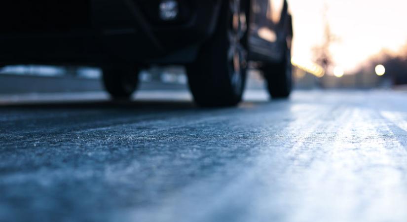 A téli utak legnagyobb csapdája: láthatatlan, mégis rengeteg balesetet okoz