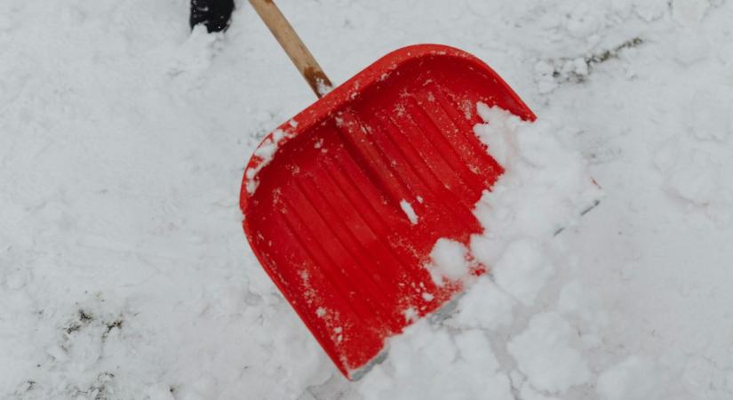 Vitába keveredett a férfi, majd előkerült a hólapát ( videó)