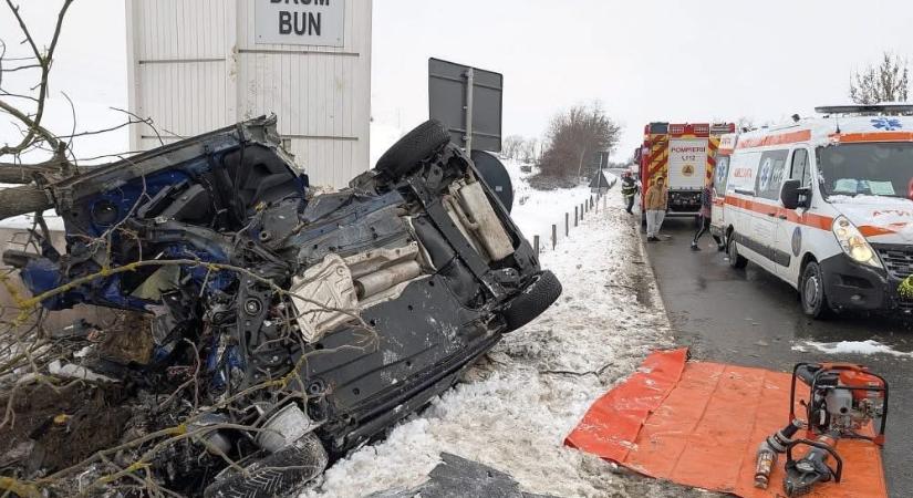 Fának rohant az autójával: azonnal életét veszítette a 44 éves férfi