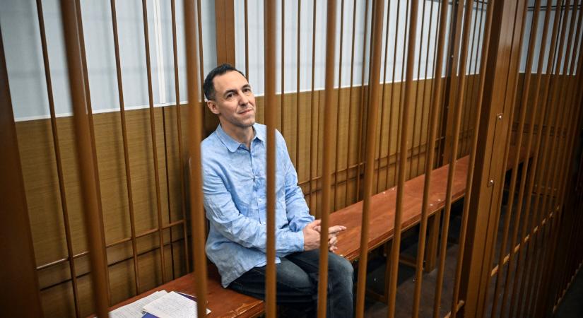 Francia-orosz fogolycsere: kosárlabdázó hacker egy civilszervezetnek dolgozó kutatóért