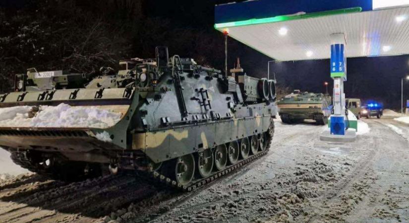 Katonai monstrum érkezett menteni a Vértesbe – fotók