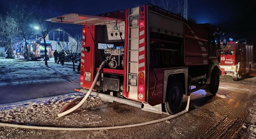 Hivatásos és önkéntes tűzoltók közösen küzdöttek