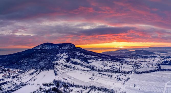 Téli mesevilág: arany horizont húzódott a fagyos táj felett