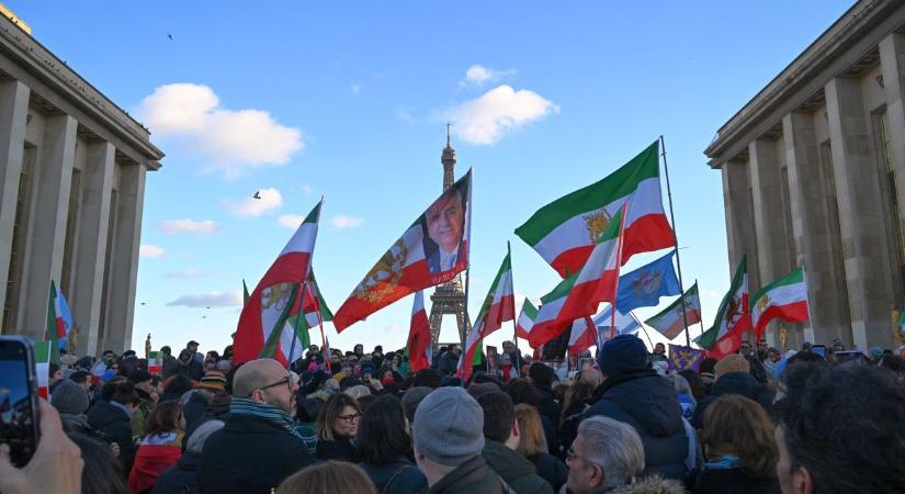 Durvulnak az iráni tüntetések, sokan már a sahrendszer visszaállítását követelik