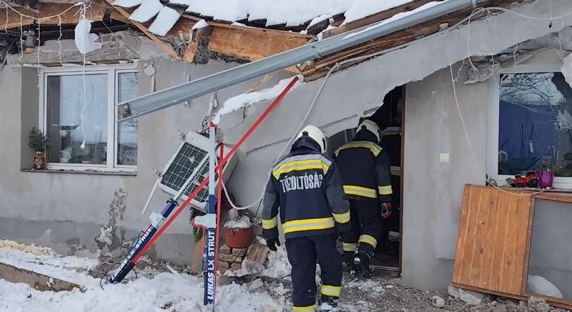 Drámai videón a hó súlya alatt beomlott háztető