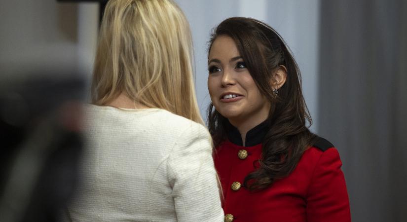 Álnéven dolgozik, orosz propagandának nyilatkozik, szélsőjobb vezetőkkel fotózkodik – ki az a Scarlett Karoleva, aki az Orbáninfón is kérdezhetett?