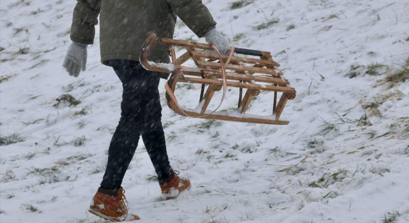 Akár több tízezer forintba is kerülhet, mégis hiánycikk – eltűntek a szánkók a boltok polcairól